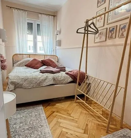Apartment Middle Of The 2 Pecs