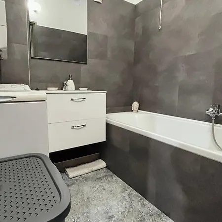 Middle Of The 2 Apartment *