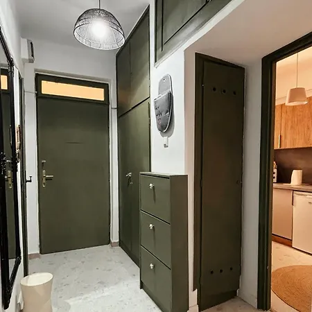 Middle Of The 2 Apartment